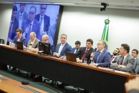 imagem colorida mostra deputados relatório regulamentação reforma tributária - Metrópoles