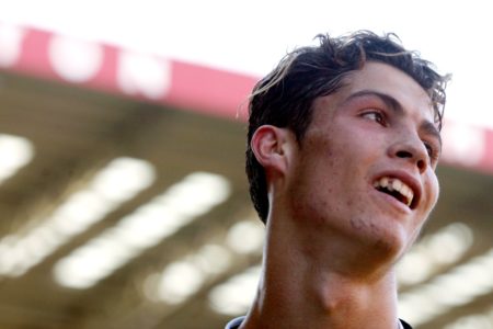 Foto colorida de Cristiano Ronaldo em 2003, no início da carreira - metrópoles