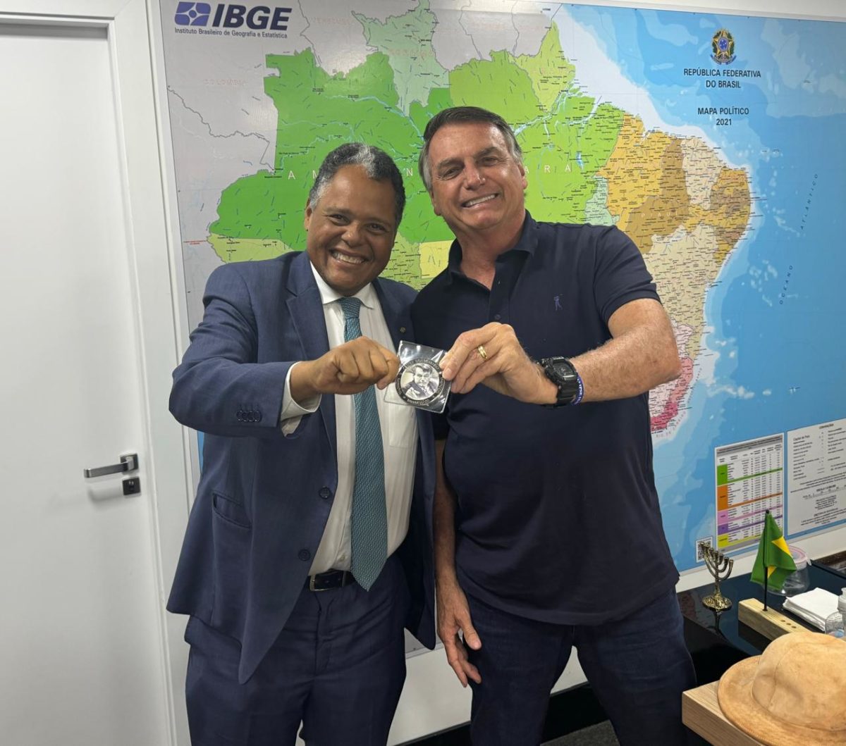 Imagem colorida do ex-presidente Jair Bolsonaro e do deputado Antonio Brito (PSD-BA) - Metrópoles