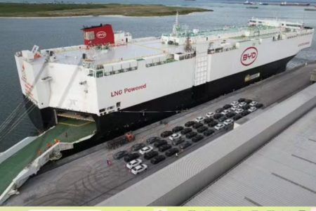 Navio da montadora chinesa BYD no Porto de Suape (PE) com 5 mil carros - Metrópoles