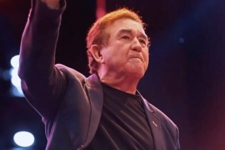 Foto colorida de Amado Batista - Metrópoles