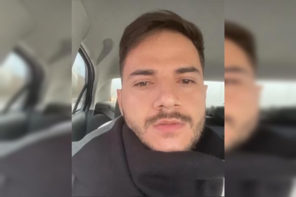 Imagem colorida de um homem branco que veste uma bata preta
