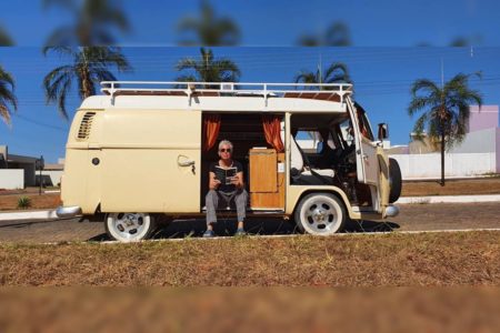 Foto colorida de mulher dentro de kombi