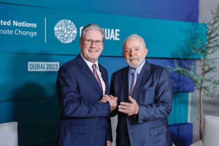 Imagem colorida do presidente Lula com o novo primeiro-ministro do Reino Unido, Keir Starmer - Metrópoles