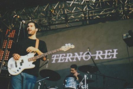 Vocalista da banda Terno Rei, Ale Sater