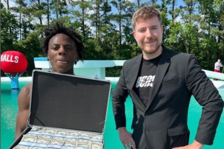 imagem colorida. youtuber MrBeast com maleta de dinheiro