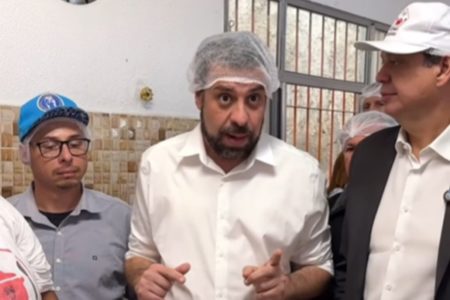 Homem branco com barba veste camisa branca e touca higiênica - Metrópoles