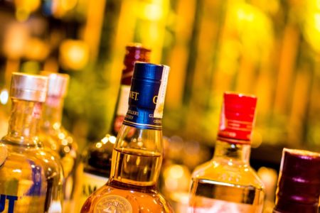 Imagem colorida de garrafas de bebidas alcoólicas