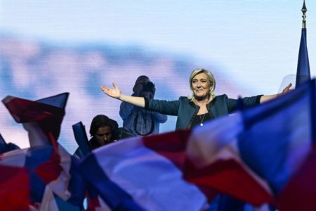 Imagem colorida mostra a Marine Le Pen durante evento na França - Metrópoles