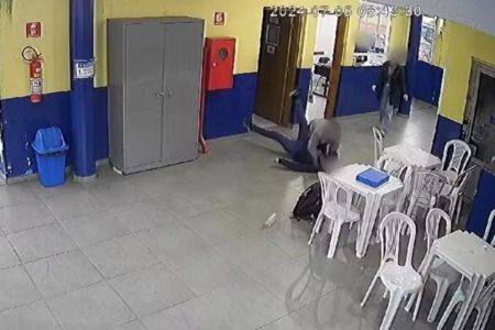 Imagem colorida de aluno autista agredido em escola do Rio de Janeiro