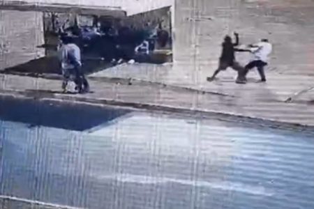 Imagem colorida de uma tentativa de homicídio em uma parada de ônibus em Santa Maria - Metrópoles