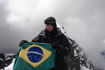 Foto colorida do motanhista brasileiro Marcelo Deuvaux - Metrópoles