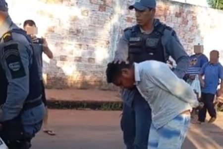 Foto colorida de homem sendo preso em Codó no Maranhão - Metrópoles