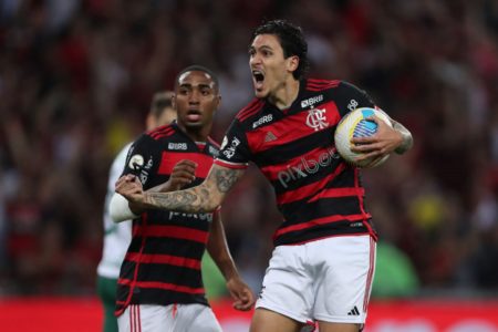 Imagem colorida de Pedro, atacante do Flamengo, comemorando gol- Metrópoles