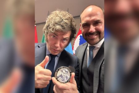 O presidente da Argentina, Javier Milei, e o deputado federal Eduardo Bolsonaro