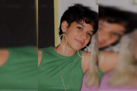Foto de jovem branca de cabelo curto