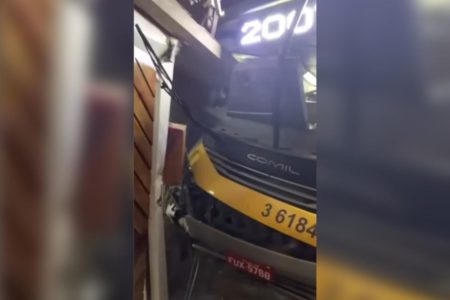 Ônibus municipal colide contra casa após motorista ser morto com tiro na cabeça por passageiro - Metrópoles