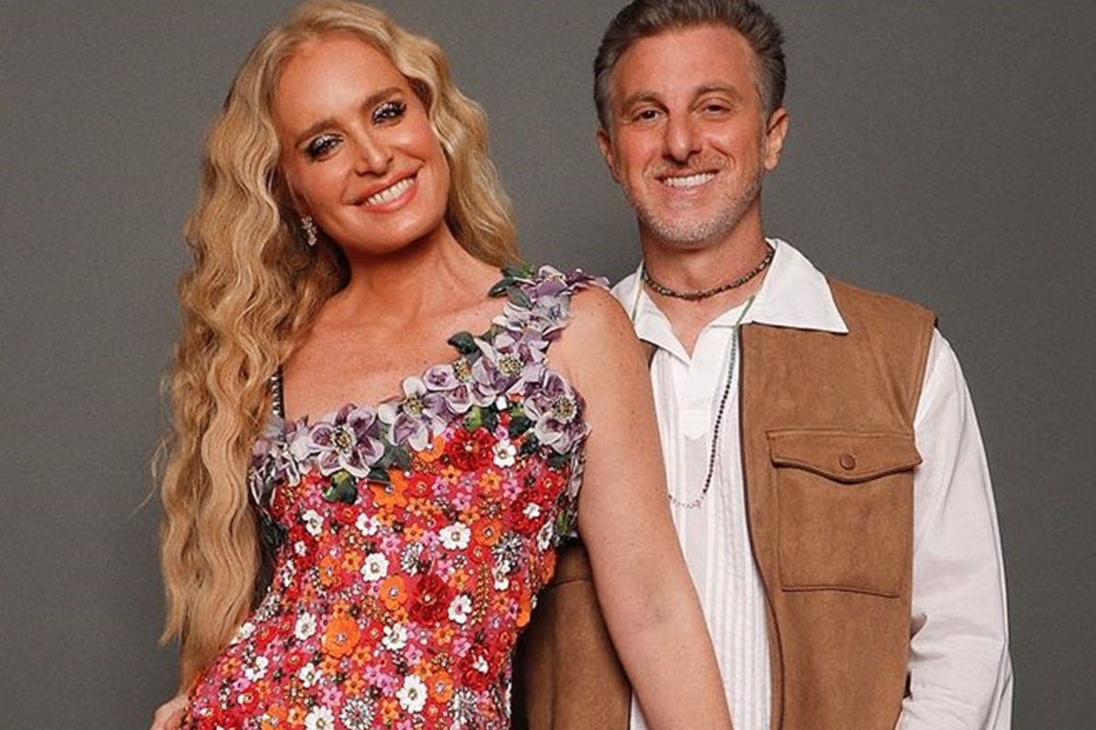 Angélica e Luciano Huck posam juntos e sorridentes - Metrópoles