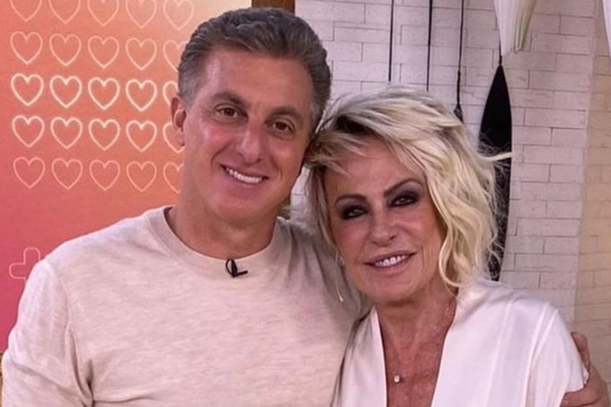 Luciano Huck e Ana Maria Braga posam juntos e sorridentes - Metrópoles