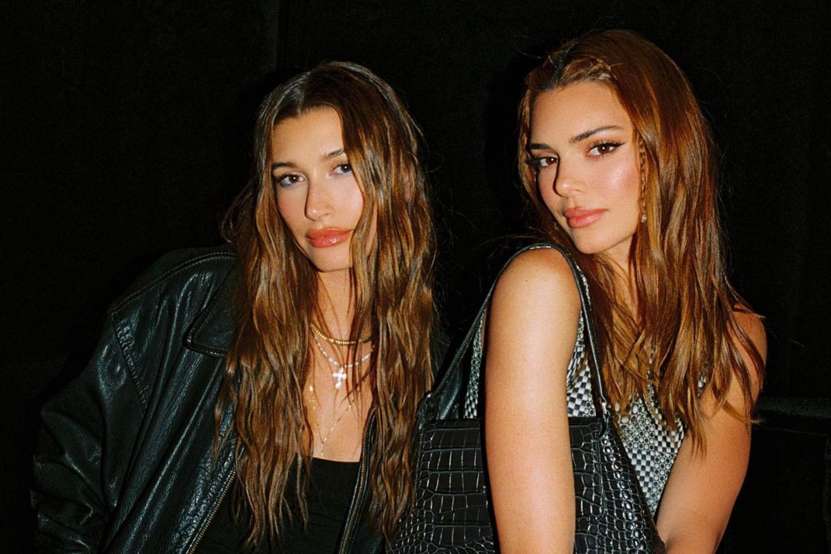 Na imagem com cor, foto das modelos Kendall Jenner e Hailey Bieber - metrópoles