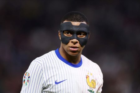 Imagem colorida de Mbappé com máscara nas semifinais da Eurocopa- Metrópoles