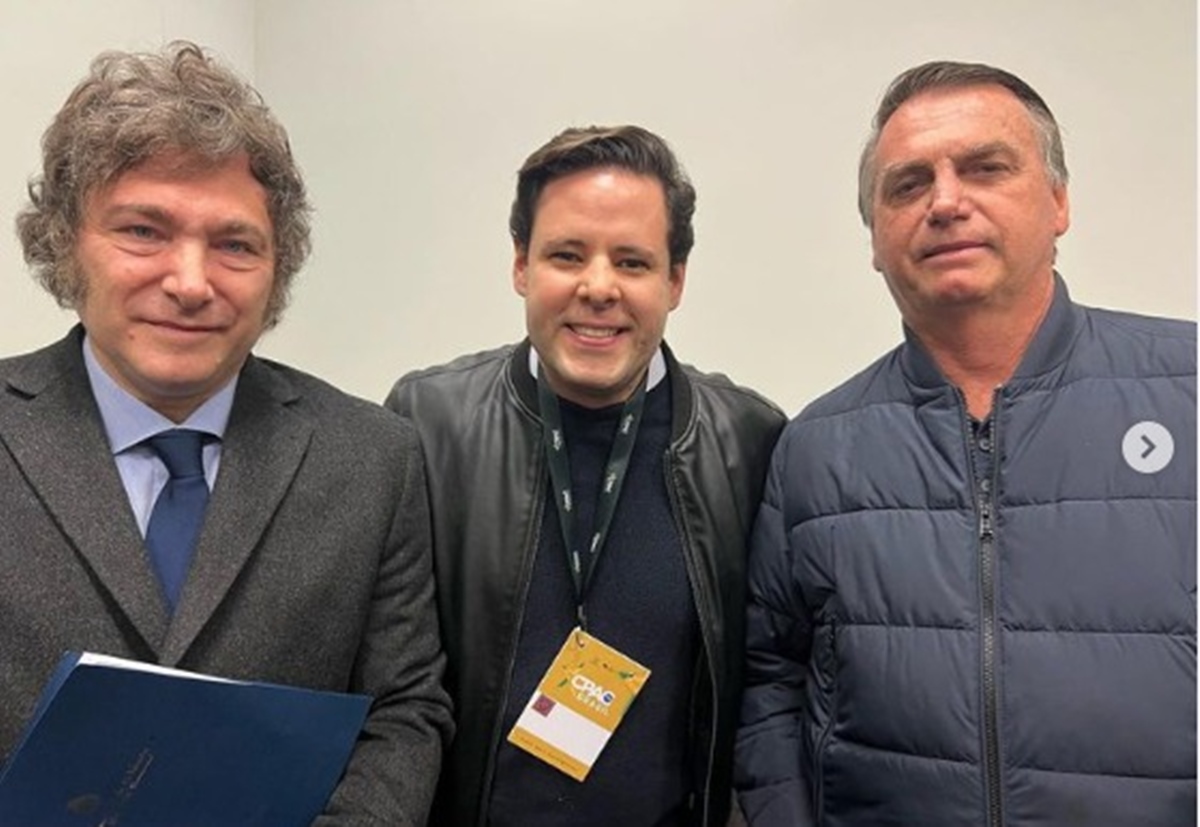 Imagem colorida do deputado Rodrigo Valadares (União-SE), relator do PL da Anistia do 8/1, ao lado do presidente da Argentina, Javier Milei, e do ex-presidente Jair Bolsonaro durante a CPAC Brasil - Metrópoles