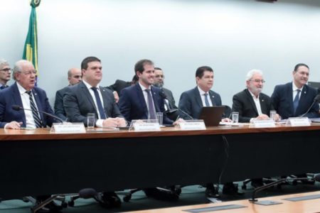Foto colorida do Grupo de Trabalho destinado ao Comitê Gestor e à Distribuição da Receita do Imposto Sobre Bens e Serviços (IBS) - Metrópoles