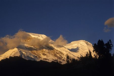 Imagem colorida de monte Huascarán, no Peru, onde corpo mumificado de alpinista foi encontrado - Metrópoles
