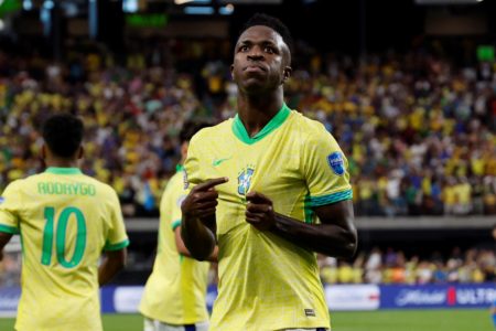 Foto colorida de Vini Jr. com a camisa da Seleção Brasileira - Metrópoles