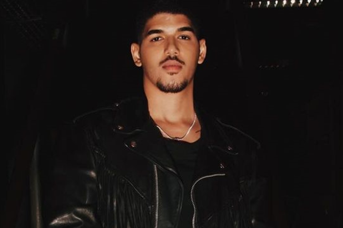 Zé Vaqueiro posa, sério, de look todo preto - Metrópoles