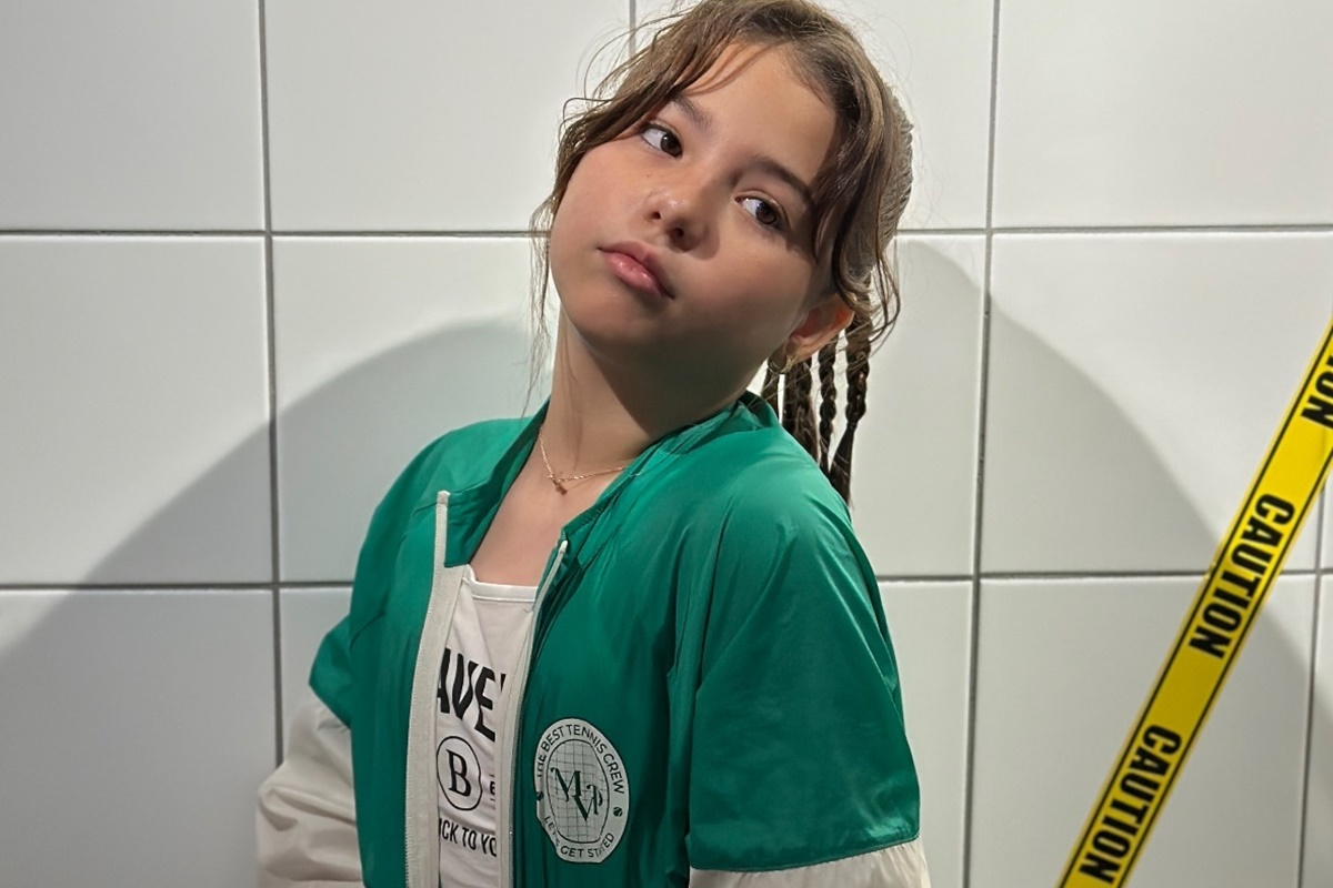 Sophia Eldo posa, de look verde e branco, para as redes sociais - Metrópoles