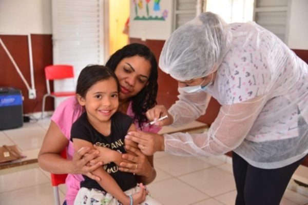 imagem colorida vacinação infantil aparecida