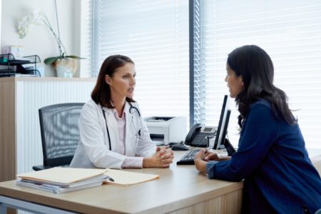 Fotografia colorida mostrando consultório médico com médica atendendo paciente mulher-Metrópoles