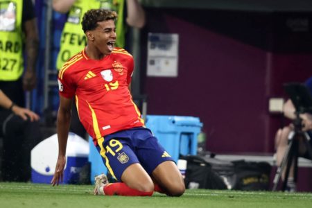 Imagem colorida de Lamine Yamal com a Seleção Espanhola- Metrópoles