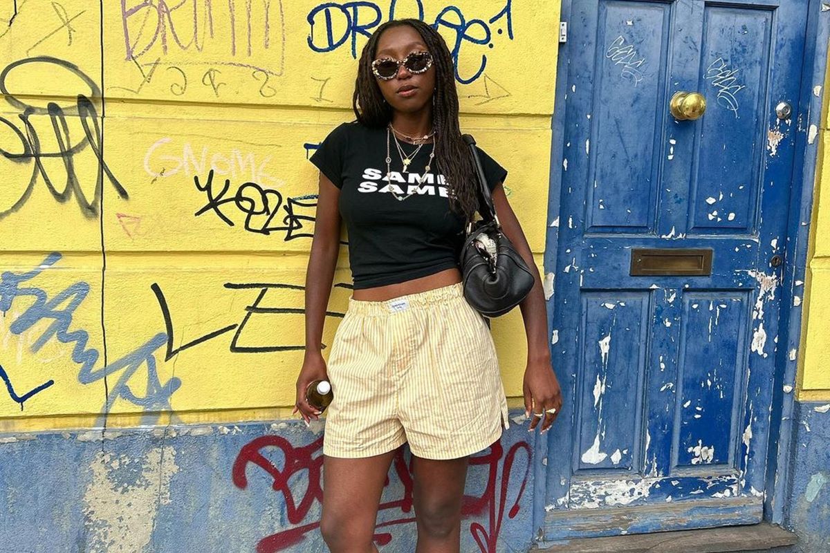 Na imagem com cor, mulher negra vestida de short boxer - Metrópoles