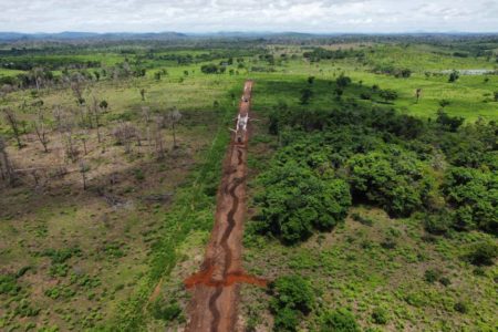 Imagem colorida de pista destruída em Território Yanomami