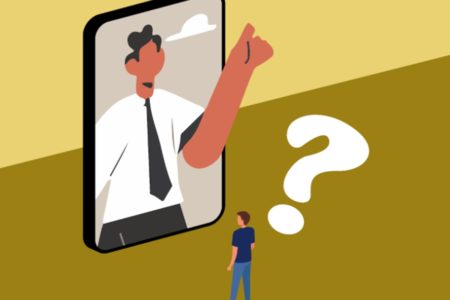 Imagem ilustrativa de um homem com dúvida em frente a um celular