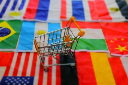 Foto colorida de carrinho de compras e bandeiras - Metrópoles