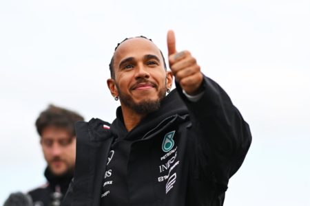 Imagem colorida de Lewis Hamilton - Metrópoles