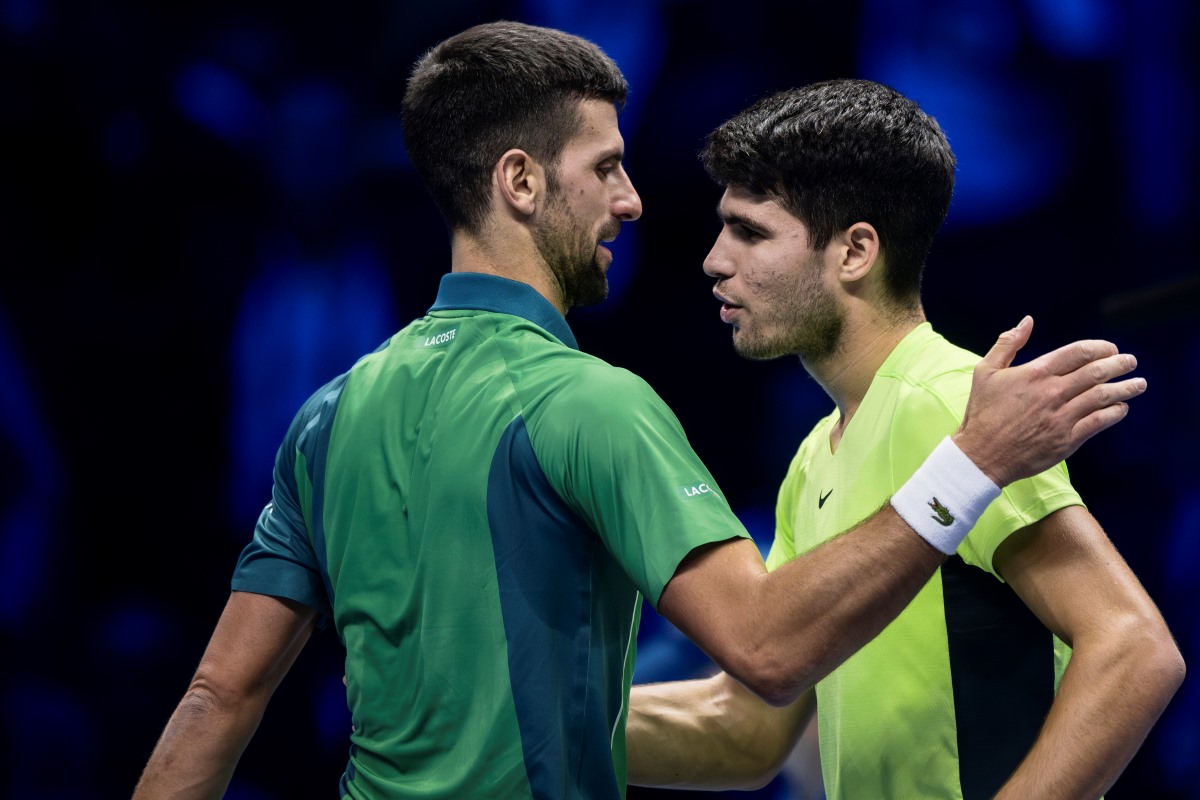 Foto colorida de Alcaraz e Djokovic - Metrópoles