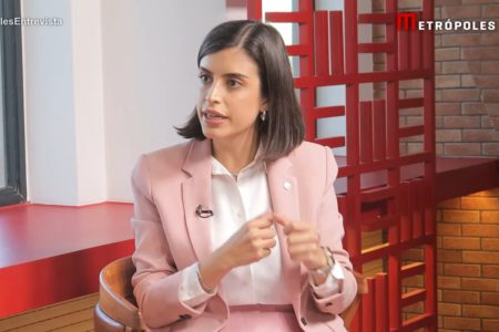 Imagem colorida mostra Tabata Amaral no estúdio do Metrópoles. Ela é uma mulher branca, de terno rosa e camisa branca - Metrópoles