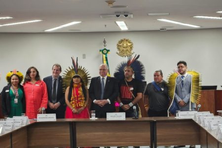 Imagem colorida do ministro Edson Fachin com parlamentares indígenas, na Primeira Turma do STF