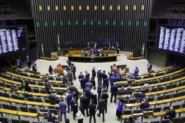 Emendas Foto colorida do plenário da Câmara dos Deputados - Metrópoles