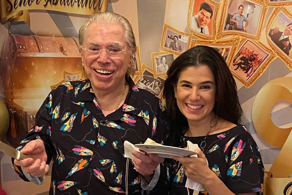 Na imagem colorida, Renata Abravanel e Silvio Santos posam sorrindo, em festa - Metrópoles