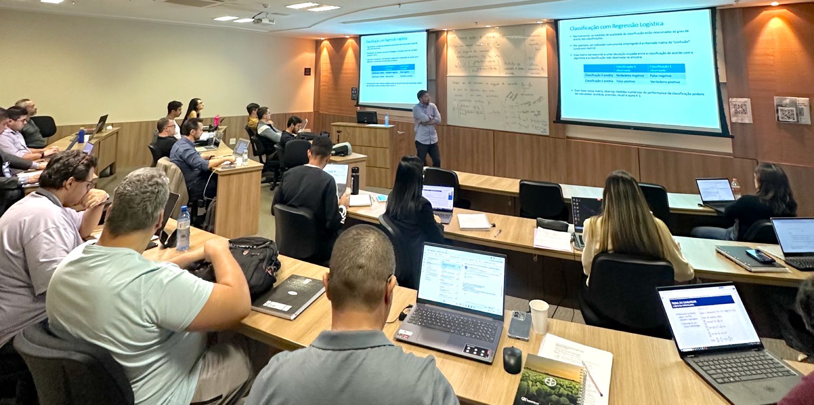 Fotografia colorida mostrando pós-graduandos em sala de aula com professor-Metrópoles