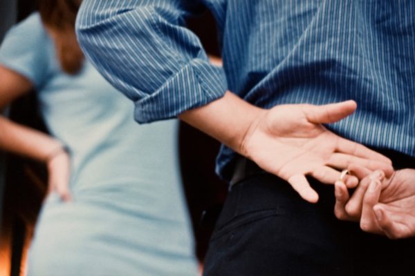 Fotografia colorida de um homem tirando a aliança do dedo - Metrópoles
