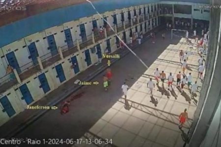 Imagem colorida de câmera de segurança mostra presos em pátio de prisão em dia ensolarado - Metrópoles