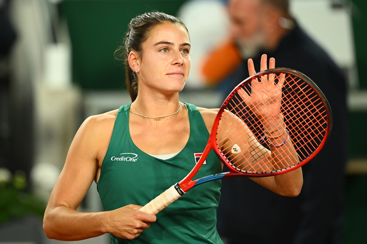 Foto colorida jogadora de tênis, Emma Navarro com a raquete na mão