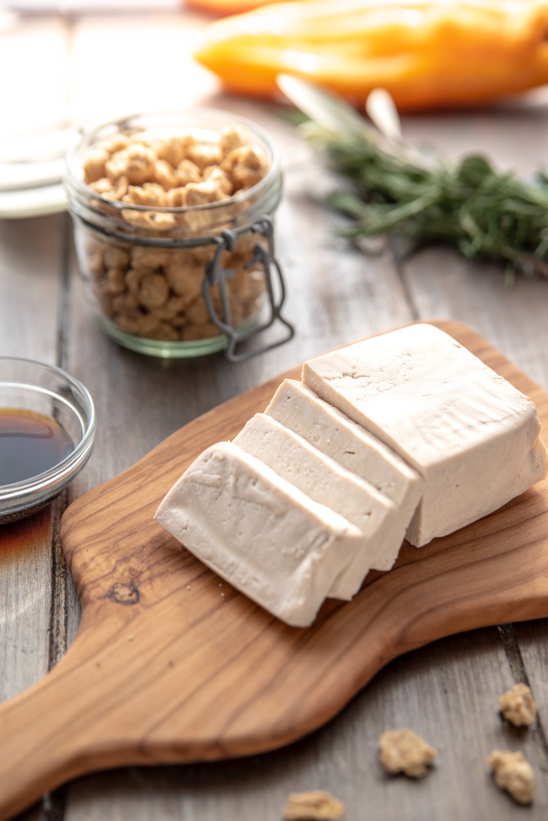 Tábua com tofu, alimento derivado da soja que é rico em proteínas e pode ajudar a emagrecer 