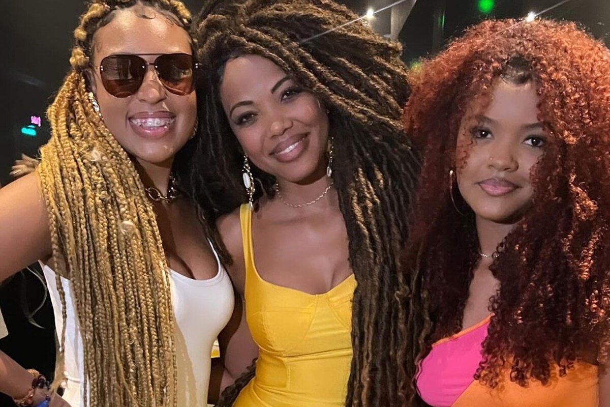 Ingrid, de Casamento às Cegas, posa com as duas filhas, Rafaela e Duda - Metrópoles
